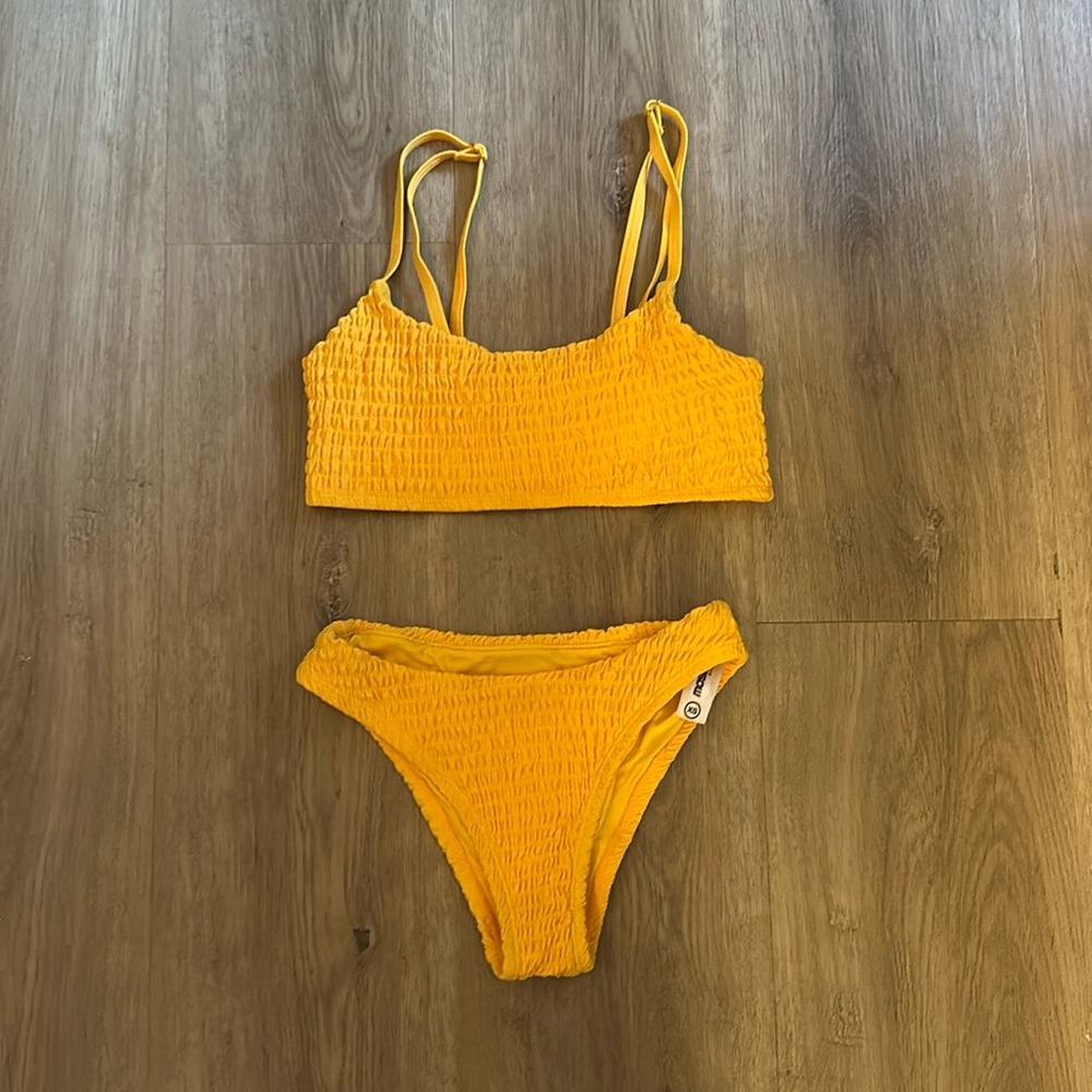 Scrunchy yellow bikini
